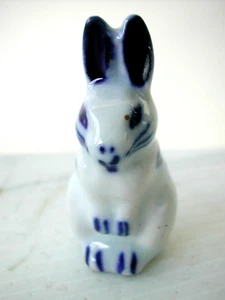 * Miniature statuette en porcelaine - LE LAPIN BLEU - Imagen 1 de 4