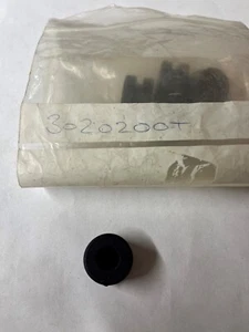 NEW GENUINE TRIUMPH ROCKET 3 2009 PANEL GROMMET T3020200 - Picture 1 of 1