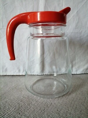 CRUCHE VINTAGE EN VERRE BLANC, COUVERCLE BEC VERSEUR ET POIGNÉE PLASTIQUE ORANGE - Photo 1/4