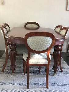 SOLID MAHOGANY DINING TABLE & CHAIRS / ANTIQUE REPRODUCTION / VICTORIAN STYLE