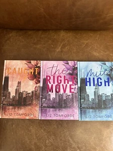 Cover to Cover The Windy City Series Liz Tomforde Mile High Right Move Caught Up - Imagen 1 de 7