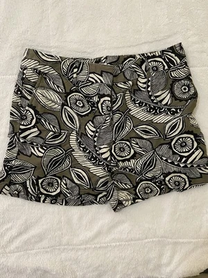 Pantalones Cortos Ann Taylor LOFT 10 Riviera Mezcla de Lino Patrón de Hojas Tropicales Negro Oliva Foto 1 de 3