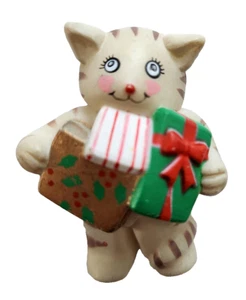 Fun World PIN Christmas Vintage TABBY CAT Holding GIFTS 1980s Holiday Brooch - Picture 1 of 3