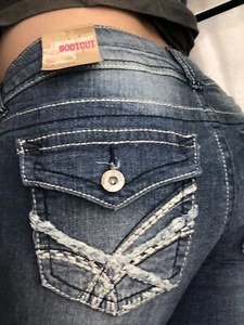 Jeans Wallflower Bordados Destruidos Tiro Medio Estilo Vintage Bootcut Talla 5 NUEVO - Imagen 1 de 14