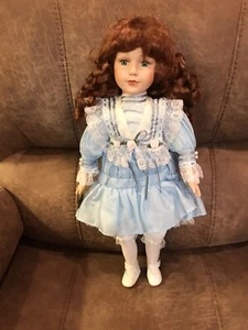 Muñeca de porcelana Brinn's 17" pelo castaño rojizo y vestido azul satinado 1994 - Imagen 1 de 9