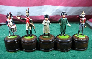 Set 5 statuine napoleoniche francesi britanniche prussiane 54 mm in metallo con basi espositive in legno - Foto 1 di 10