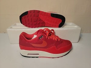 NIKE HOMBRE AIR MAX 1 GIMNASIO ROJO/ROJO UNIVERSITARIO/VELA HQ3607-687 TALLA: 7.5/WMN-TALLA: 9 - Imagen 1 de 12