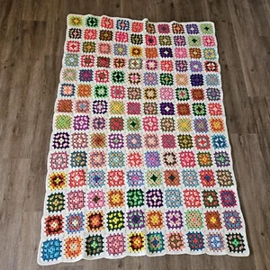 Vintage Oma Quadrate mehrfarbig handgefertigt gestrickt gehäkelt afghanisches Ferienhaus Kern Oma - Bild 1 von 6