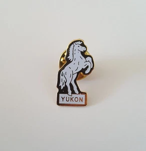 Gold Tone “Yukon” Canada Lapel Hat Collectible Pin - Bild 1 von 2