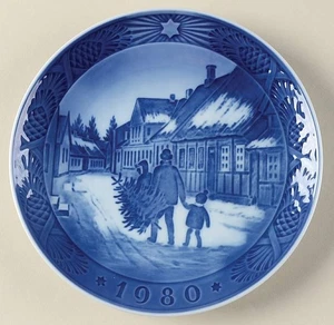 Royal Copenhagen Christmas Plate Bringing Home Christmas Tree - No Box 76031 - Picture 1 of 1