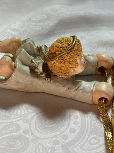 Vintage kleiner Junge Engel Ornament hängend oder freistehend hellblau Gewand Heiligenschein - Bild 1 von 9