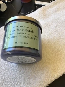 MVP group Gardenia petals candle new 14.5 oz - Picture 1 of 2