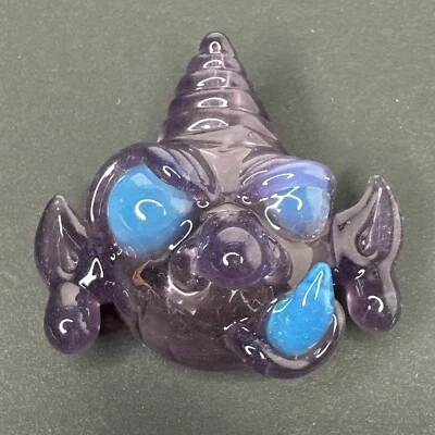 Colgante Duende de Vidrio Arte Hecho a Mano Púrpura Azul Embriagador Borosilicato Soplado a Mano Foto 1 de 4