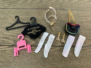 Lotto accessori assortiti bambola Rainbow High - orecchini borsa appendiabiti camicia + - Foto 1 di 7