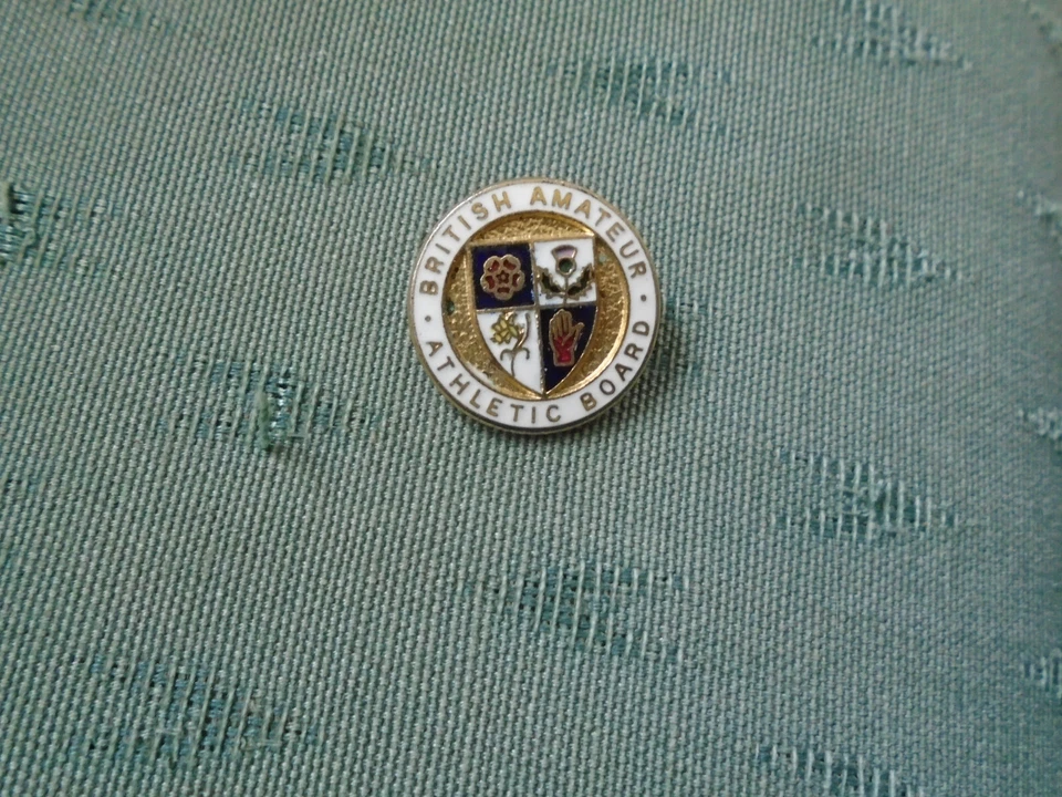 VINTAGE BRITISH AMATEUR ATHLETIC BOARD - ENAMEL PIN BADGE - Image 1 of 2