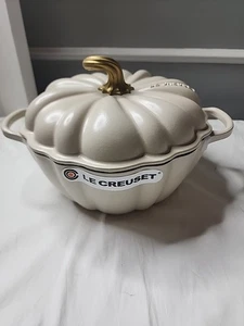 Le Creuset Signature Cast Iron 4 Quart Figura Zucca Cocotte in - NUOVO - Foto 1 di 7