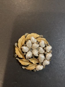 Vintage Crown Trifari Sorrento Baby Tooth Pearl Rhinestone Gold Tone Brooch - Picture 1 of 6