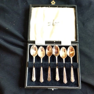 Juego de 6 cucharas de café/huevo James Dixon chapadas en plata. Foto 1 de 4