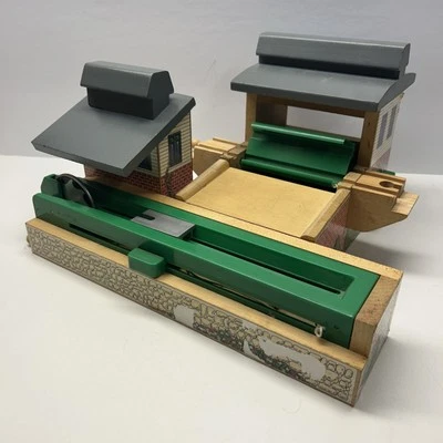 ¡DEPÓSITO DE VERTIDO DE ASERRADERO OLOR! TREN FERROVIARIO DE MADERA THOMAS FRIENDS con vía de rampa Foto 1 de 4