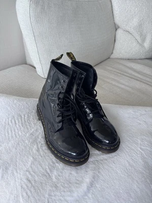 Botas de charol Dr. Martens 1460 para mujer, talla M9, W10 Foto 1 de 4