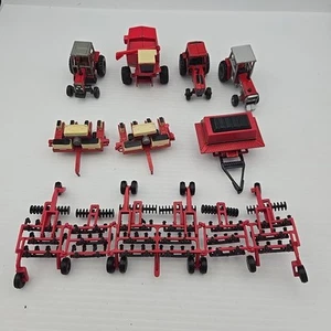 Vintage CASE INTERNATIONAL 1/64 Scale TRACTORS & IMPLEMENTS - LOT - Picture 1 of 7