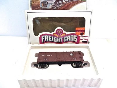 N Gauge Bachmann 53-1040-11 Great Northern Wood Side 41' Sliding door Box Car - Image 1 of 4