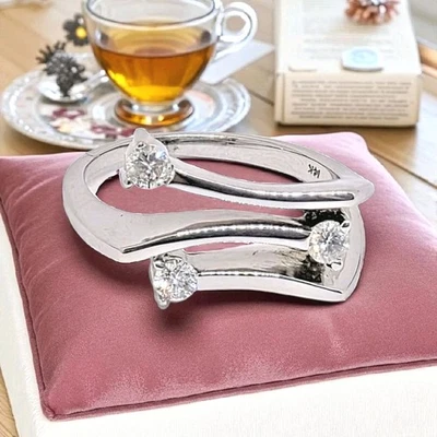 Anillo BITA de oro blanco de 14 quilates con diamantes naturales ondulados tamaño 7,75 precio de venta sugerido por el fabricante 3.500 USD Foto 1 de 4