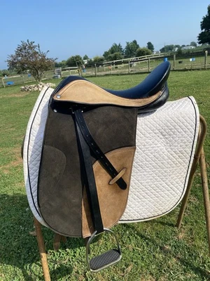 Used 18" black & tan English dressage saddle w/fittings, pad X-wide - Image 1 of 4
