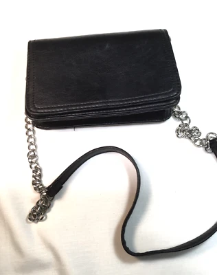 Cartera Forever 21 de cuero negra con correa para el hombro con cadena plateada Foto 1 de 4