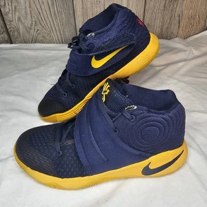 Zapatos de baloncesto Nike Kyrie 2 GS 'Cavs' azul dorado 827280-447 Mid Top juveniles talla 2 años - Imagen 1 de 12