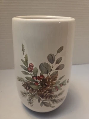 Vaso de Natal Burton & Burton pinhas brancas frutas vermelhas verde Tina Wenke - Imagem 1 de 4