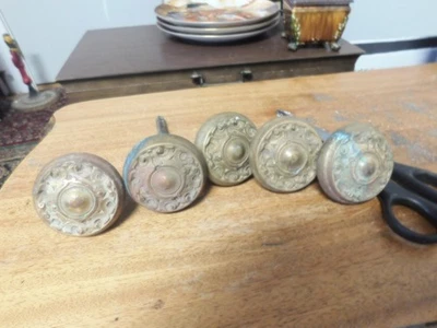 5 ANTIQUE BRASS DOOR KNOB ORNATE DESIGN KNOBS HARDWARE ARCHITECTURAL DOORS OLD - Image 1 of 2
