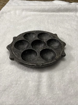 Antiguo plato de cocina de piedra negra tallado a mano antiguo plato para hacer Idli del sur de la India Foto 1 de 4
