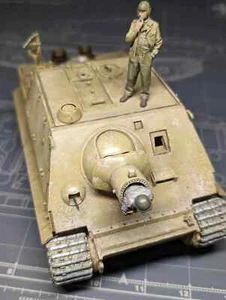 SturmTiger tank with 2 painted figures 1:35 pro-built scale model - Picture 1 of 9
