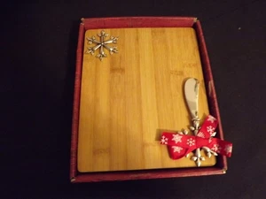 SLEIGH BELL BISTRO - 7"X9" CHRiSTMaS CUTTING BOARD w/ STAINLESS SPREADER nib - Picture 1 of 6