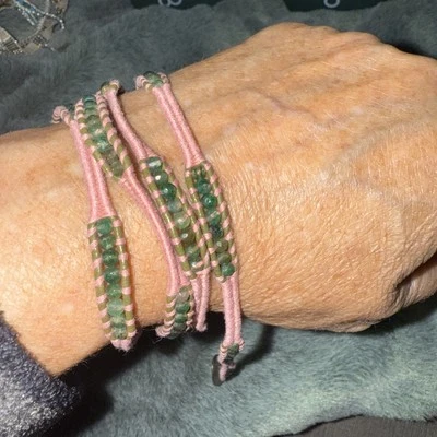 Pulsera envolvente Chan Luu, cordón/cuero rosa, cristales verdes, usada en excelente estado, $150 Foto 1 de 4