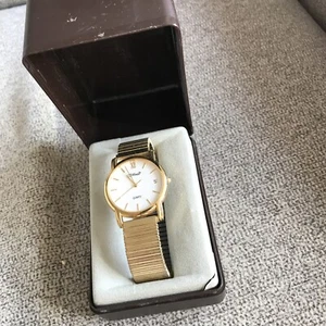 stilvolle F Hinds The Jewelers vergoldete Quarzuhr Boxed - Bild 1 von 6