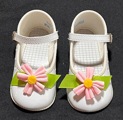 Sapatos femininos brancos patenteados com fivelas, flor de fita rosa, tamanho 2 - Imagem 1 de 2