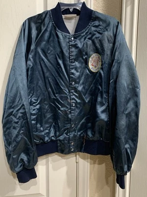 Chaqueta de satén Oldsmobile de colección bordada azul hecha en EE. UU. Pls Rd Desc Foto 1 de 4