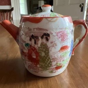 Tiny!  "Antigua tetera japonesa de porcelana Kutani de 3"" H; geisha pintada a mano" - Imagen 1 de 24