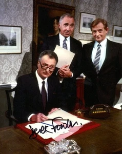 Television Autograph: DEREK FOWLDS (Yes Minister) Signed Photo - Imagen 1 de 1