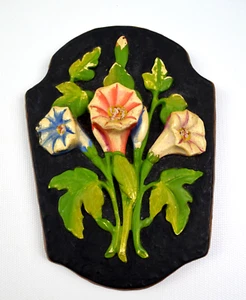 MCM Hecho a Mano Cerámica Pintada a Mano Levantada en 3D Colgante Pared Placa Flores 6" - Imagen 1 de 5