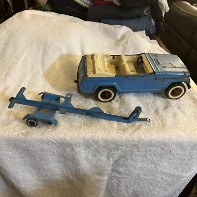 Jeep Jeepster azul TONKA com reboque de barco brinquedos de metal vintage - Imagem 1 de 4