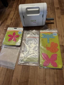 AccuQuilt GO! Cortador de tela para bebé con 2 troqueles y 2 tapetes de corte - Herramienta de acolchado - Imagen 1 de 4