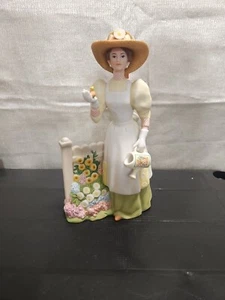 Figurina Avon Presidents Club Mrs. Albee che cura il suo giardino 2008 nuova con scatola  - Foto 1 di 7