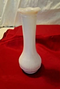 Vintage Randall weiße Milchglas Knospenvase 6" gerippt gewellt gekräuselt Blütenblattrand - Bild 1 von 5
