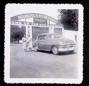 Indianapolis Motor Speedway 1952 foto instantánea original posando por Plymouth Car - Imagen 1 de 2
