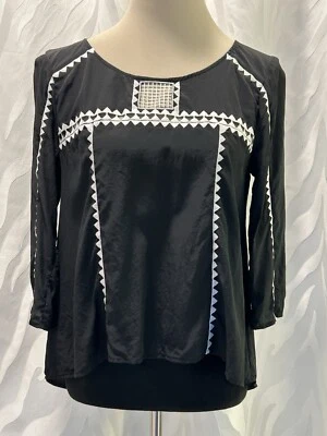 Top BCBG MaxAzria Negro 100% Seda Blanco Bordado Manga 3/4 Alto Bajo Talla S Foto 1 de 4