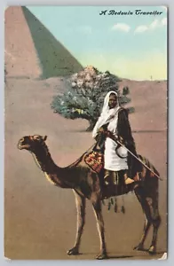 Ein Beduinenreisender Nomade auf Kamel mit Gewehr vor Pyramide Arabien Postkarte - Bild 1 von 2