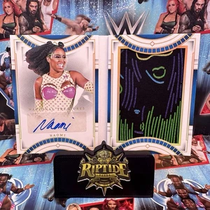 Naomi WWE Panini National Treasures 2024 Superstar Materials Auto Libretto /10 - Foto 1 di 6